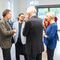 Roman Höllbacher (Initiative Architektur) und Kurator Matthias Weiß (Uni Salzburg) im Gespräch mit Besucher*innen bei der Ausstellungseröffnung.