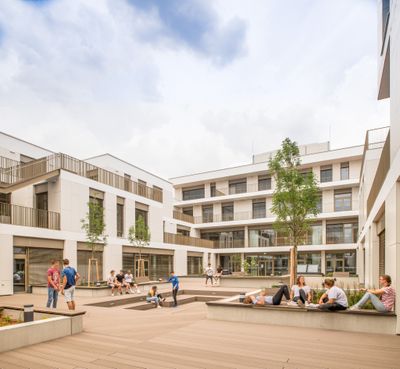 Die neue Schule mit Sportschwerpunkt entstand aus der Transformation einer denkmalgeschützten ehemaligen Kaserne, ergänzt um neue Bauteile. Ein begrünter Innenhof lädt zum Entspannen ein und das moderne Raumkonzept ermöglicht unterschiedliche Unterrichtsformen, wobei Schüler*innen und Pädagog*innen eng zusammenarbeiten und kurze Wege die Kommunikation erleichtern.