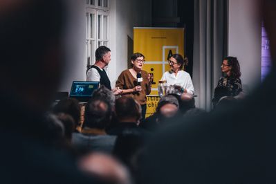 Im Bild v.l.: Heike Oevermann (Jury), Dora Illiova (Vorsitz Jury) und Elisabeth Leitner (Jury)
