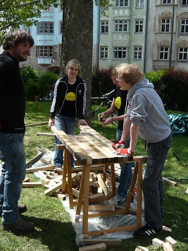"Architektur die brennt" – Im Innsbrucker Waltherpark bauen StudentInnen neue Ansichtsexemplare.