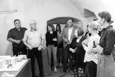 Der beliebte Architekturfrühling in Haslach startet schon im Vorfeld der Architekturtage. Mittwoch 5. Juni und Donnerstag 6. Juni finden Vorträge, eine Rundfahrt zu gebauten Beispielen der in der Region und die Ausstellung zum Bauherr*innenpreis 2023 statt. Ein Preis der die Auftraggeber*innen, die besondere Innovationen bei Gebautem erst möglich machen, auszeichnet.