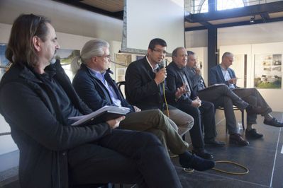 Bodentagung – Podiumsdiskussion mit Architekt Roland Winkler (Gruppe BILLIG BAUEN vom Architektur HausKärnten), Mag Egon Jusner (Abteilungsleiter rechtl. Raumordnung Land Kärnten als Vertretung fürLR Dr. Gaby Schaunig), Martin Gruber (Vizepräsident Gemeindebund Kärnten), Landesrat RolfHolub, Gerhard Genser (Wirtschaftskammer Kärnten) und Robert Unglaub (Bündnis Alpenkonvention Kärnten)