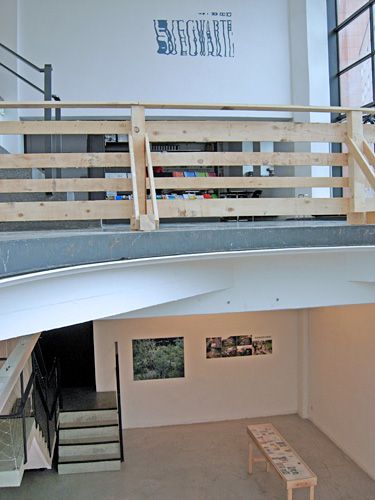 Blick in die Ausstellung "Lois und Franziska Weinberger: Feldarbeit"