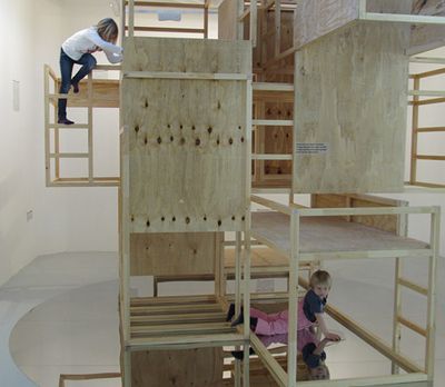 eins zu zwei – zwei zu eins – Blick in die Ausstellung im aut – „Das gestapelte Kinderzimmer“ (the next ENTERprise – architects); Bildnachweis: © aut
