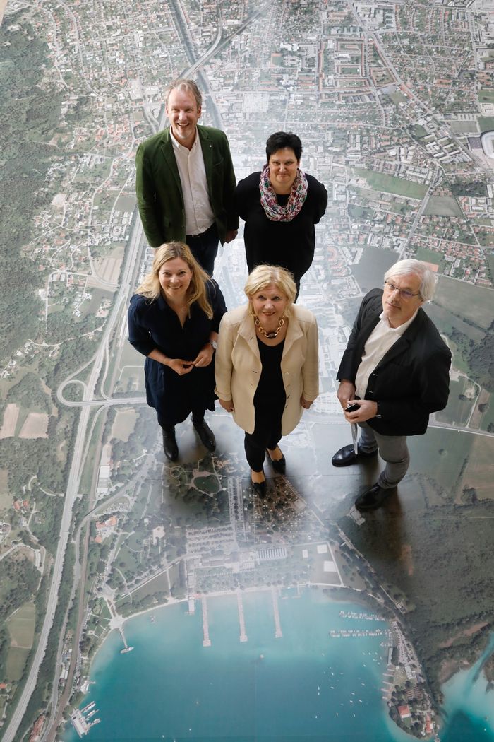 Mag. Helmuth Micheler (Leiter Tourismusregion), Mag. Beatrix Obernosterer (Leiterin Stadtgalerie), DI Raffaela Lackner (GF Architektur Haus Kärnten), Dr. Maria-Luise Mathiaschitz und DI Georg Wald (stellv. Leiter Stadtplanung)
