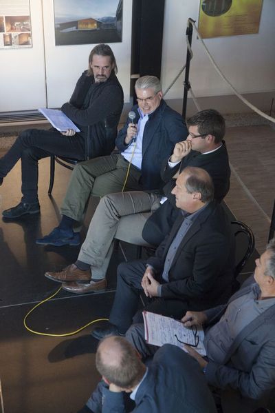 Bodentagung – Podiumsdiskussion mit Architekt Roland Winkler (Gruppe BILLIG BAUEN vom Architektur HausKärnten), Mag Egon Jusner (Abteilungsleiter rechtl. Raumordnung Land Kärnten als Vertretung fürLR Dr. Gaby Schaunig), Martin Gruber (Vizepräsident Gemeindebund Kärnten), Landesrat RolfHolub, Gerhard Genser (Wirtschaftskammer Kärnten) und Robert Unglaub (Bündnis Alpenkonvention Kärnten)
