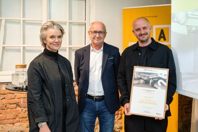 Verleihung des Förderstipendiums an Andreas Körner; Im Bild v.li.: Mia Flieher (Leiterin Referat Landeshochbau Land Salzburg),  Andreas Körner (Stipendiat) und Peter Gutschner (Kulturabteilung Land Salzburg)