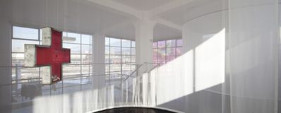 Blick in die Ausstellung "Cornelius Kolig: Meine Heimat ist mein Körper" auf "Spende Blut"