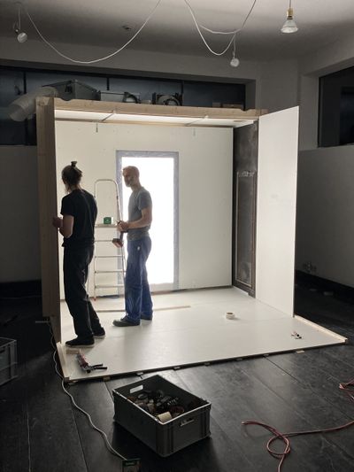 Aufbau der Installation "Collapsing Room"