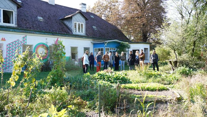 Studierende des design.build studio beim ersten Lokalaugenschein im Sonnenpark im Oktober 2021.