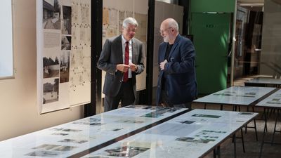 LH Peter Kaiser beim Pressegespräch zur Ausstellung von Felix Orsini-Rosenberg. Am Bild: LH Peter Kaiser mit Peter Nigst (Obmann Bauarchiv), Urheber: LPD Kärnten