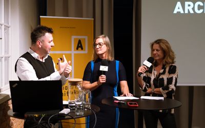 Im Bild: v.l. Wojciech Czaja (Moderation), Iris Reiter und Marianne Durig (Jury)