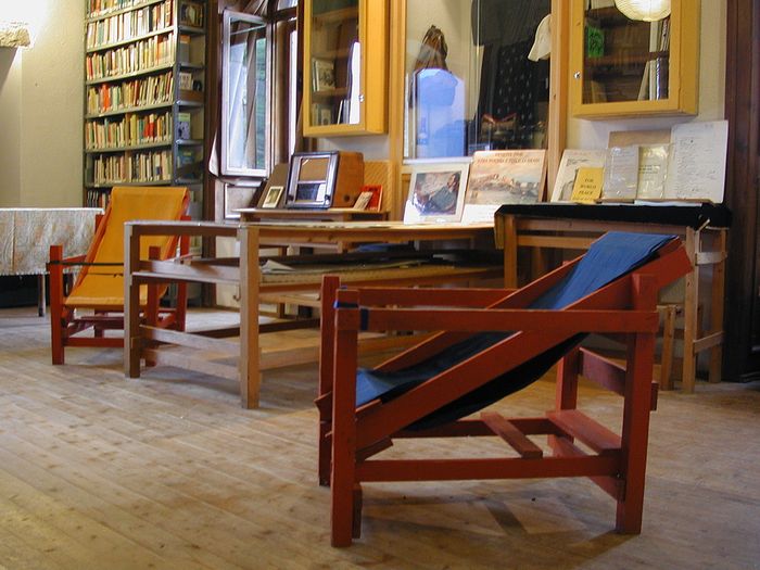 Von Ezra Pound gebaute Möbel auf der Brunnenburg (Nachlass Ezra Pound, Brunnenburg, Dorf Tirol bei Meran)