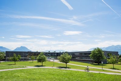 Krebs und Herde Landschaftsarchitekten | vormals Rotzler Krebs Partner Landschaftsarchitekten: Neue Mittelschule Klaus-Weiler-Fraxern, Klaus