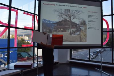 Lobende Erwähnung des Landes Tirol für Neues Bauen 2020: Umbau eines Bergbauernhofes, Kirchbichl (Architektur: b.eder architekten)