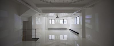 Blick in die Ausstellung "Überschattung" im aut