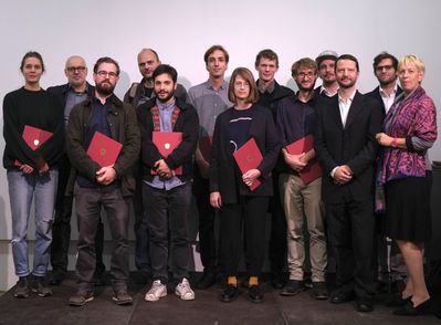Alle PreisträgerInnen
vlnr: Therese Leick, Michael Zinganel, Philippe Jans, Michael Hieslmair, Charles Rauchs, Gerhard Flora, Nina Valerie Kolowratnik, Philipp Oberthaler, Rainer Ausserer, Falk Kremzow, Gerhard Jagersberger (BKA), Wilhelm Scherübl, Gudrun Schreiber (BKA)