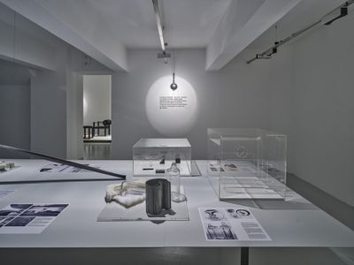 Blick in die Ausstellung "Egon Rainer: Ordnung und Lebendigkeit" im aut