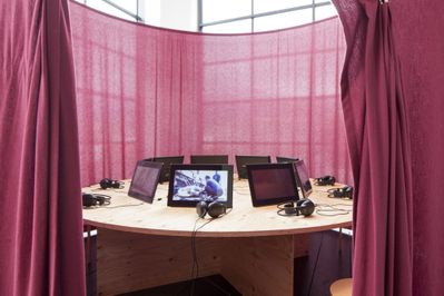 Blick in die Ausstellung "Harun Farocki, Antje Ehmann: Arbeitsverhältnisse" im aut.