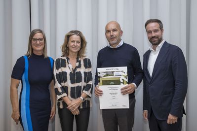 Im Bild: v.l. Iris Reiter (Jury), Marianne Durig (Jury), Christopher Schläffer (Bauherr Austrian House, Zell am See) und Landeshauptmann-Stellvertreter Stefan Schnöll.