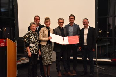 Anerkennung des Landes Tirol für Neues Bauen 2022 für den Umbau und die Erweiterung der Bezirkshauptmannschaft Schwaz durch Thomas Mathoy Architekten