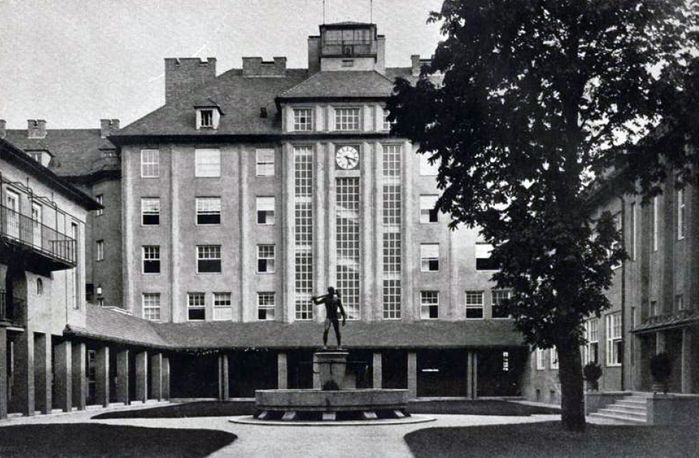 Hof der Berufsschule - Prof. Josef Hofbauer, Zivilarchitekt Z.V. B.D.A. mit Wilhelm Baumgarten Zivilarchitekt Z.V. Ö.W.B. B.D.A : projektierte und ausgeführte Bauten in zehnjähriger Arbeitsgemeinschaft, Wien [u.a.] : Elbemühl-Verl., 1931