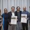 Im Bild: v.l. Marianne Durig (Jury), Iris Reiter (Jury), Bürgermeister Michael Schwarzmayr (Mattsee), Michael Höcketstaller (Architekturbüro dunkelschwarz) und Hannes Sampl (Architekturbüro dunkelschwarz) sowie Landeshauptmann-Stellvertreter Stefan Schnöll.