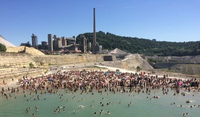 Über ein Jahrhundert lang versorgte die ENCI-Kalkgrube die Niederlande mit Kalk für die Zementerzeugung. Von 2008 bis 2020 wurde die künstliche Landschaft in ein beeindruckendes Naturreservat verwandelt, das Raum für Naherholung, seltene Pflanzen und Vögel bietet.