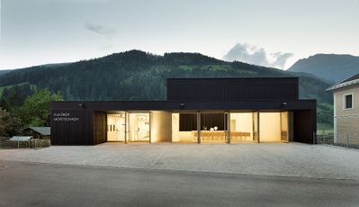 Kulturhaus Mörtschach – Planung: LP architektur ZT GmbH,
Tragwerksplanung: DI Kurt Pock,
Ausführung: Weissenseer Holz-System-Bau GmbH,
Bauherrin: Gemeinde Mörtschach,