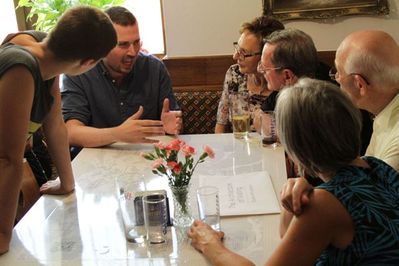 Fluchtraum Österreich – Eröffnung auf den Tischen des Gasthaus Bärenwirt