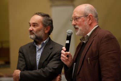 Àlvaro Siza - Von der Linie zum Raum – V.l.: FH Lektor Adolph Stiller und Studiengangleiter Peter Nigst halten die Eröffnungsrede