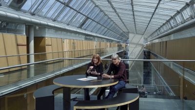 Marta Schreieck und Dieter Henke in der von ihnen 1999 umgesetzen Sozial- und Wirtschaftswissenschaftlichen ­Fakultät der Universität Innsbruck