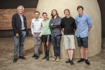 Anna Heringer und das Team von Lehm Ton Erde bei der Biennale in Venedig 2016