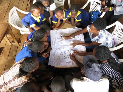 Kounkuey Design Initiative: Kibera Public Space Projekt, Nairobi, Kenia, seit 2006 Die Kounkuey Design Initiative entwickelt gemeinsam mit Grassroots Organisationen produk-tive öffentliche Räume in Kibera, Nairobi, um ökologische Anliegen, sanitäre Einrichtungen, lo-kale Alternativ-Ökonomien und Sicherheit miteinander zu verbinden.