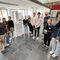 Architekt Peter Laimgruber und Schüler*innen der HLT Saalfelden betrachten gemeinsam die Ausstellung.
