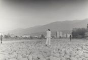 Georg Decristel, das weggehen vom wasser der sill, Aktion am Sillufer in Innsbruck, 1977