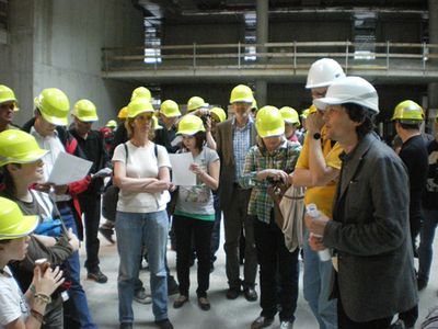 Baustellenführung "Die Chemie stimmt" – Conrad Messner von Architekturwerkstatt din a4 führt durch die neuen Universitäten für Chemie/Pharmazie und Theoretische Medizin.