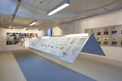 Blick in die Ausstellung "Cornelius Kolig: Meine Heimat ist mein Körper"