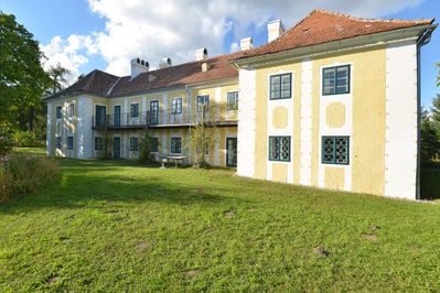 ORTE_Ausstellung_wertvolles Erbe_altes Bandhaus_Schloss-Rosenau