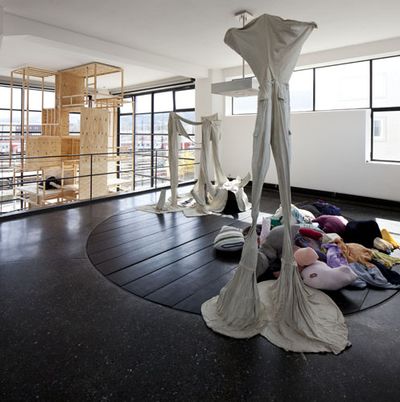 eins zu zwei – zwei zu eins – Blick in die Ausstellung im aut – Kleiderlandschaft (the next ENTERprise – architects); Bildnachweis: B&R