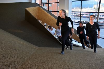 Theaterperformance "Fatzer ± Hyperion" in der "sozialen Landschaft" von Snøhetta