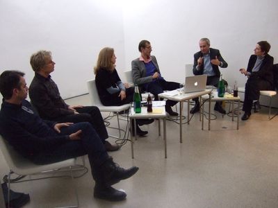 Diskussion, 27.01.2011, Modelle des Wohnens – vlnr: Hans Gangoly, Gangoly & Kristiner Architekten, Graz, Wolfgang Köck, pentaplan, Graz, Jasmin Leb-Idris, W:A:B, Graz, Michael Pech, ÖSW, Wien, Anna Popelka, PPAG, Wien 


Moderation: Michael Rieper, MVD Austria Wien