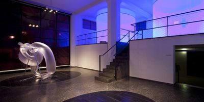 Blick in die Ausstellung "Cornelius Kolig: Meine Heimat ist mein Körper"