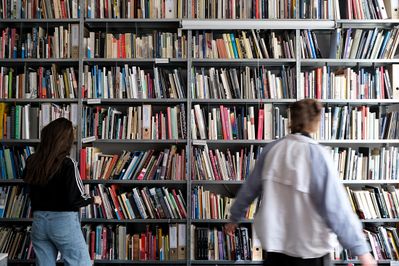 Die AIM Bibliothekswand in der ÖGFA