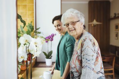 Studis müssen sich zumeist mit teurem und zu kleinem Wohnraum herumschlagen, Senior*innen leben oftmals alleine in riesigen Wohnungen und würden sich über Gesellschaft freuen. Die Plattform Wohnbuddy führt diese beiden Welten zusammen und vernetzt ungewöhnliche Wohnpartner*innen miteinander. Ob ein Zimmer zum Angebot steht oder gesucht wird, ob WG oder Senior*innen-Wohnhaus – im Pool von Wohnbuddy können sich potenzielle Mitbewohner*innen unter Begleitung des Wiener Vereins „WGE! – Gemeinsam Wohnen“ kennenlernen.