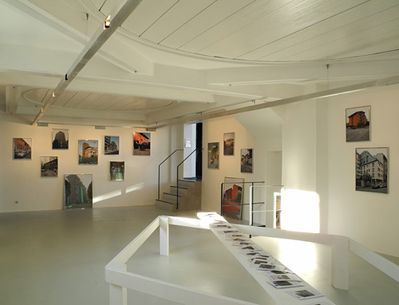 Blick in die Ausstellung im aut – Raum 2: 27 Projekte entlang der Themen Oberfläche, Materialität, Farbe, Fassaden und Dächer, 
Bildnachweis: © Werner Feiersinger