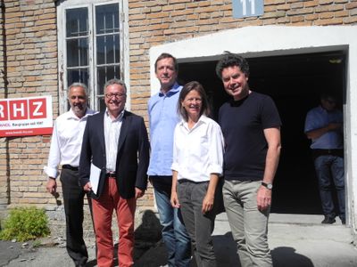 v.li.: Bernhard Kopf, Direktor gswb; Johann Padutsch, Stadtrat für Raumplanung; Heinrich Schellhorn, Kultur-Landesrat; Gudrun Fleischmann-Oswald, Vorsitzende Initiative Architektur; Roman Höllbacher, Künstlerischer Leiter Initiative Architektur;