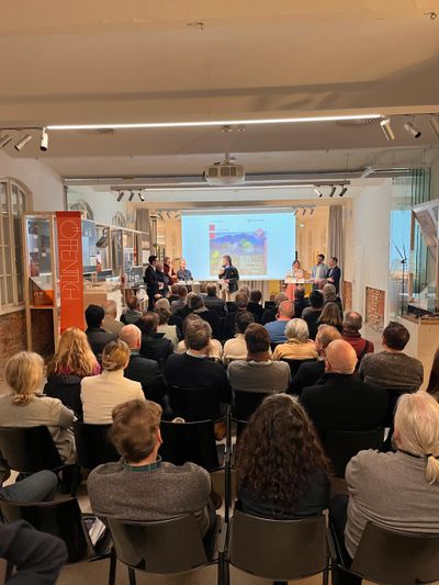 Roman Höllbacher bei der Begrüßung.