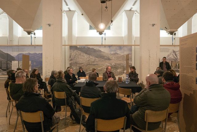 Gerold Kunz is moderating a talk about the Gotthard building