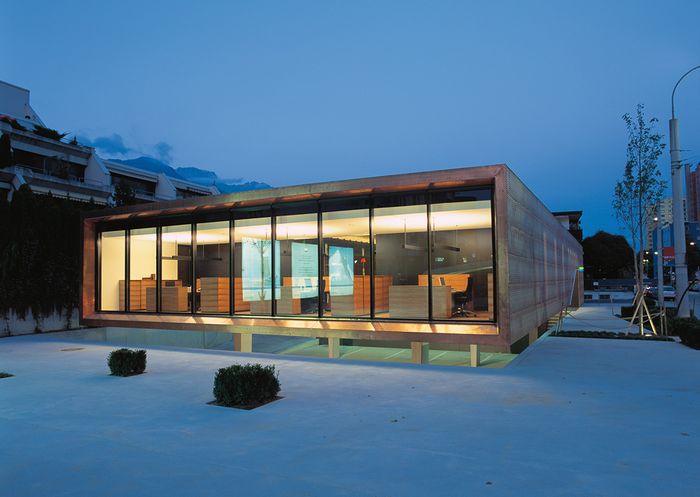 Anerkennung des Landes Tirol für Neues Bauen 2006: BTV – Zweigstelle Olympisches Dorf, Innsbruck, 2003–2004 (Architektur: Hanno Vogl-Fernheim)